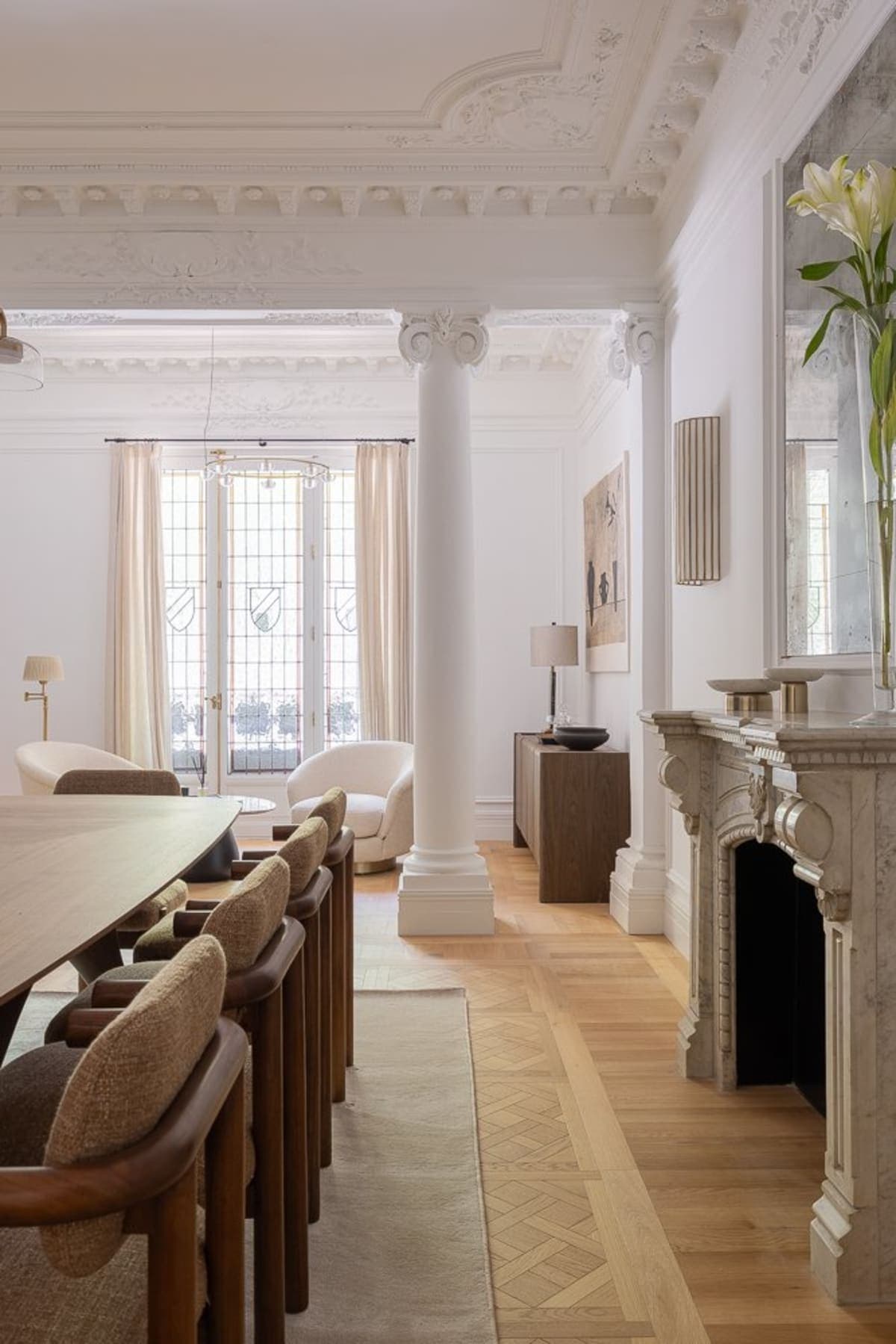 Salón clásico con chimenea de mármol, columnas y techos labrados en propiedad reformada del centro histórico de Madrid — Coco House