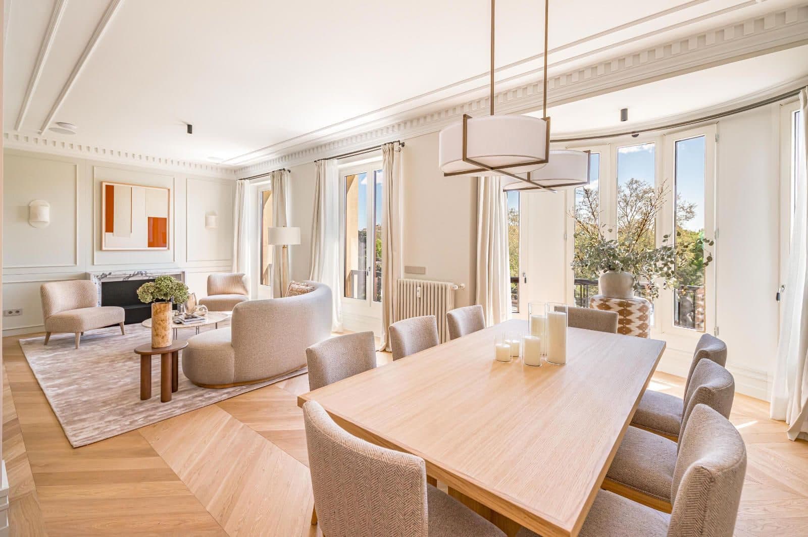 Propiedad de lujo en Madrid — Coco House Salón-comedor de lujo en una propiedad prime de Madrid con luz natural, parquet en espiga y mobiliario contemporáneo — Coco House Real Estate