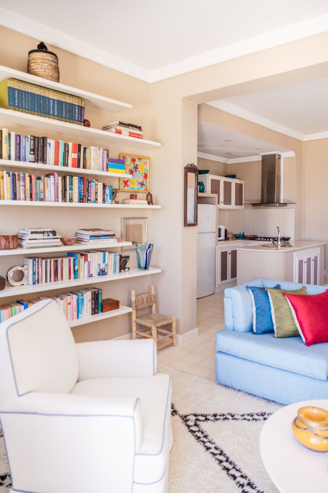 Dar Chal — Tánger, Marruecos Zona de estar y cocina de planta abierta con biblioteca, junto al pool house — Dar Chal, Tánger (Coco House)
