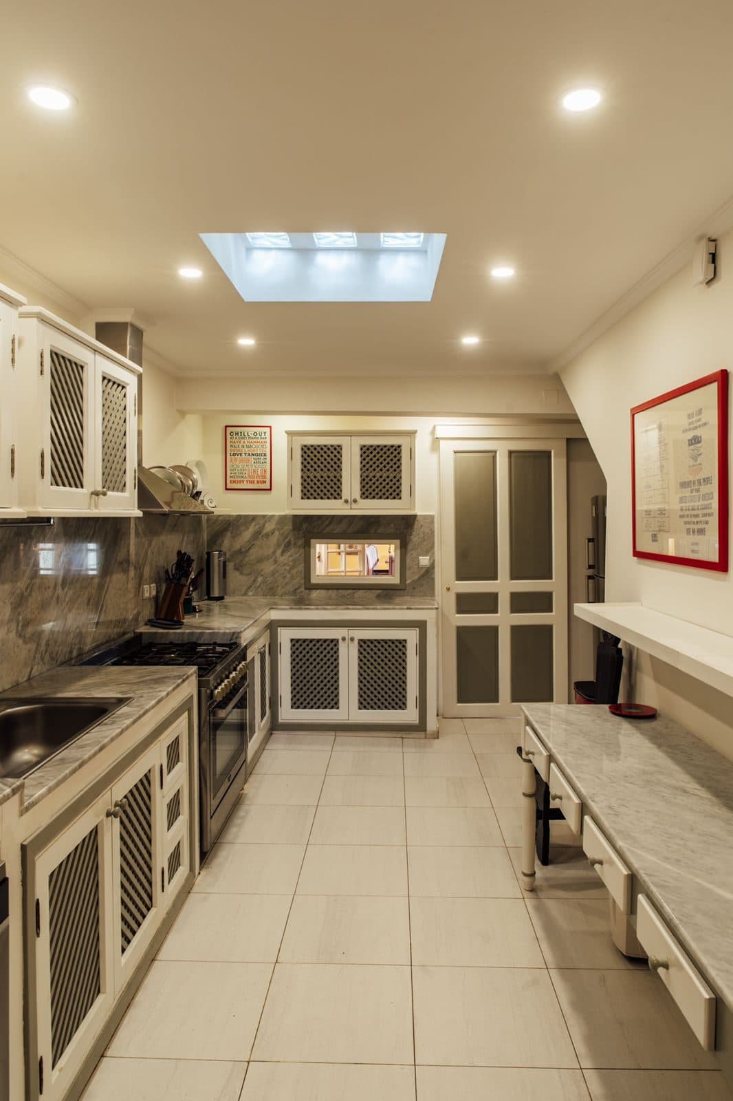 Dar Chal — Tánger, Marruecos Cocina de Dar Chal con lucernario, frentes de celosía y encimeras de mármol — villa en venta en Tánger (Coco House)
