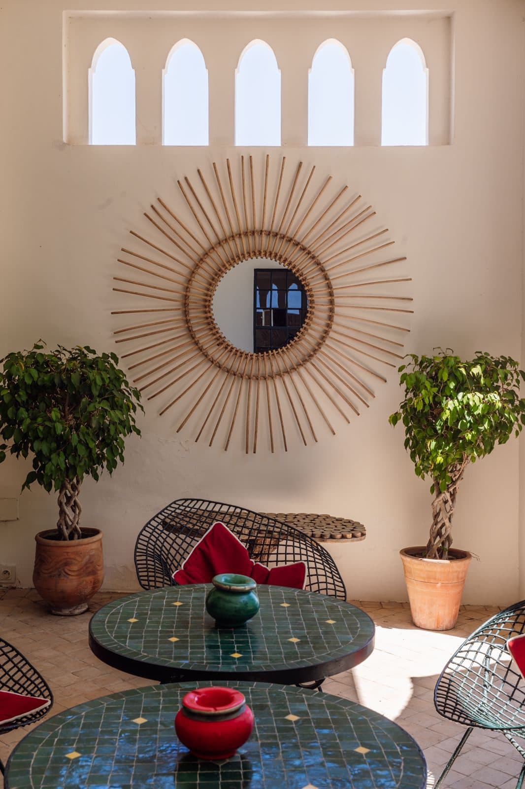 Dar Chal — Tánger, Marruecos Galería con hornacinas encaladas, espejo sol y mesa de mosaico — Dar Chal, Tánger (Coco House)