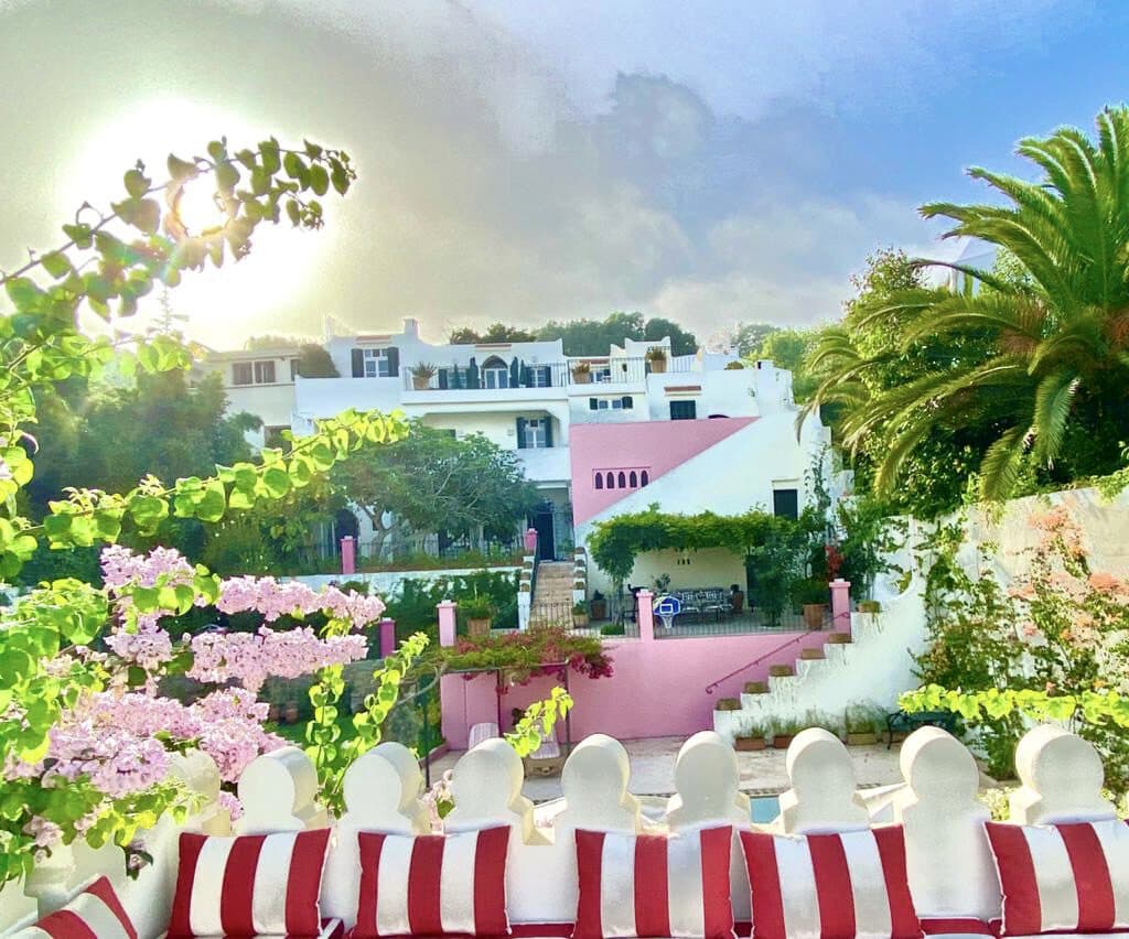 Tánger — Coco House Jardines de Dar Chal en una ladera sobre Tánger, con buganvilla, palmeras y la bahía al fondo — villa de lujo en venta con Coco House