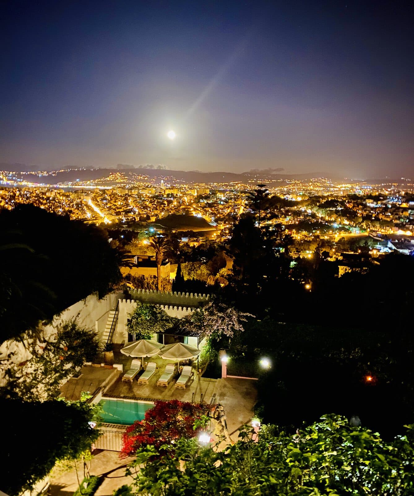 Dar Chal — Tánger, Marruecos Vista nocturna de Tánger iluminada bajo la luna desde los jardines de Dar Chal — Coco House