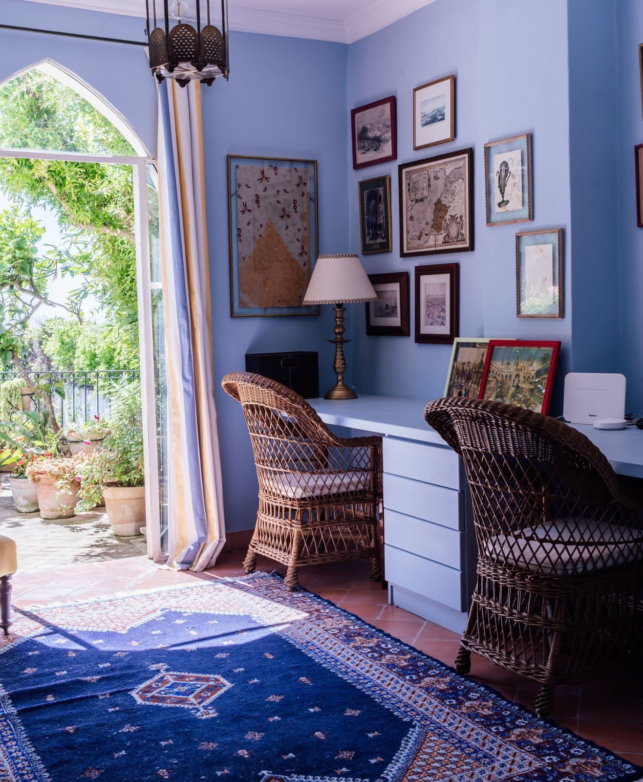 Dar Chal — Tánger, Marruecos Sala de estar en azul con butacas de ratán y arco abierto al jardín — Dar Chal, villa en venta en Tánger (Coco House)