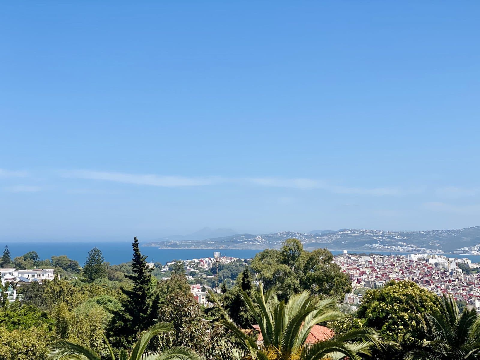 Dar Chal — Tánger, Marruecos Vista panorámica sobre la bahía de Tánger y el Estrecho desde los jardines de Dar Chal — Coco House