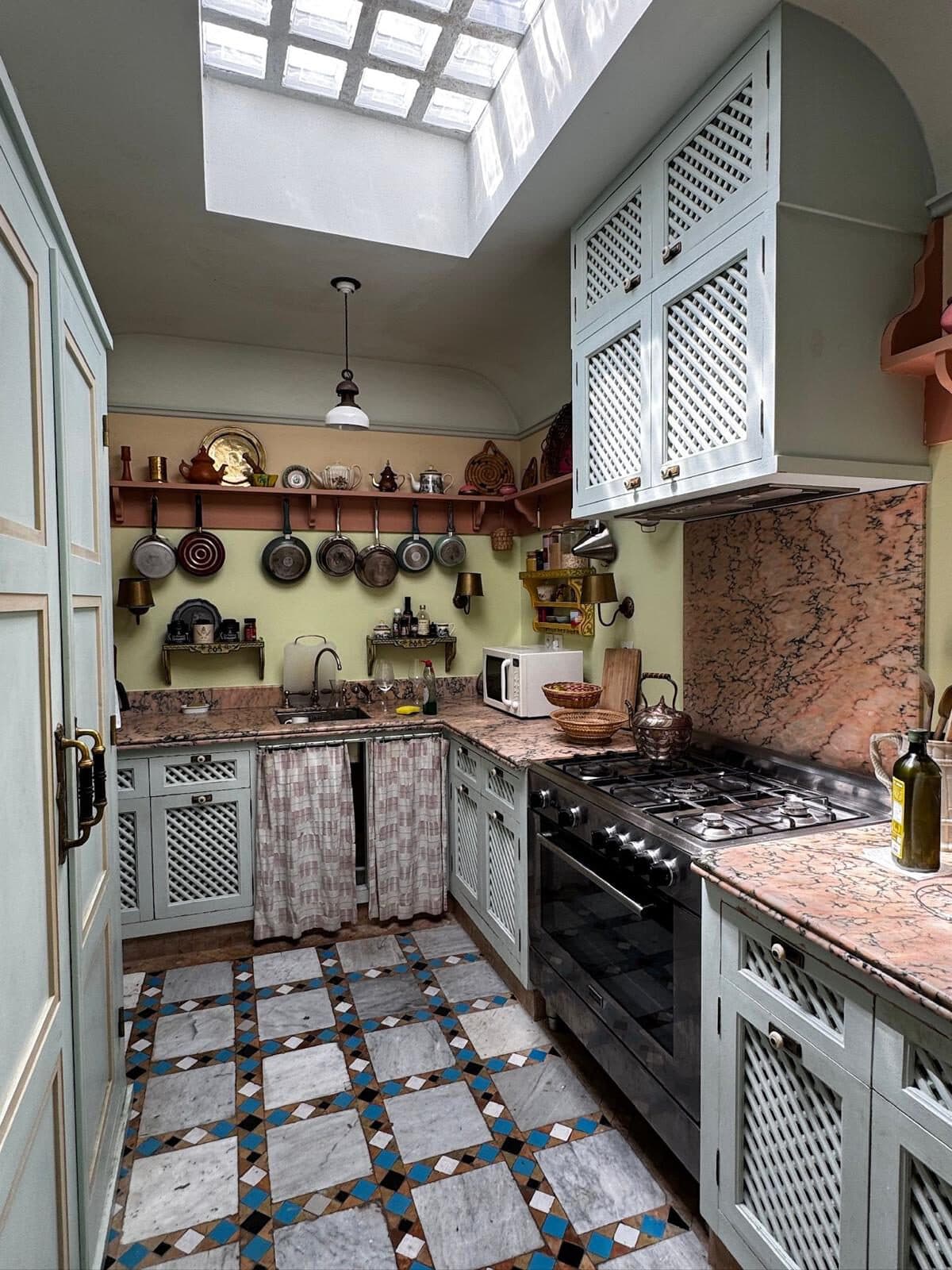 Riad en la Kasbah — Kasbah, Tánger Cocina del riad con lucernario, cobres colgados y suelo de baldosa hidráulica — Kasbah, Tánger (Coco House)