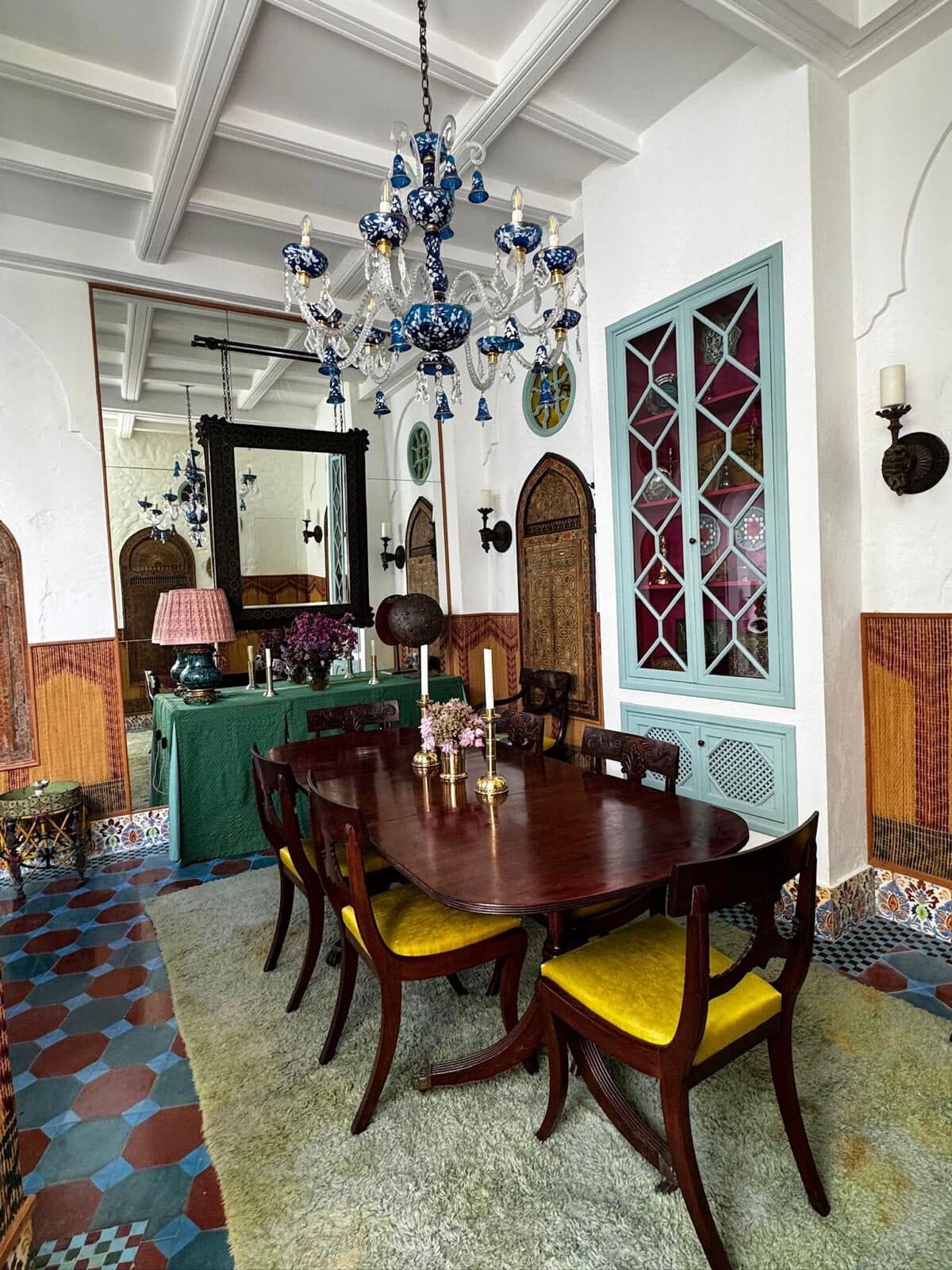 Riad en la Kasbah — Kasbah, Tánger Comedor del riad con lámpara de cristal azul y mesa amarilla sobre suelo hidráulico — Kasbah, Tánger (Coco House)