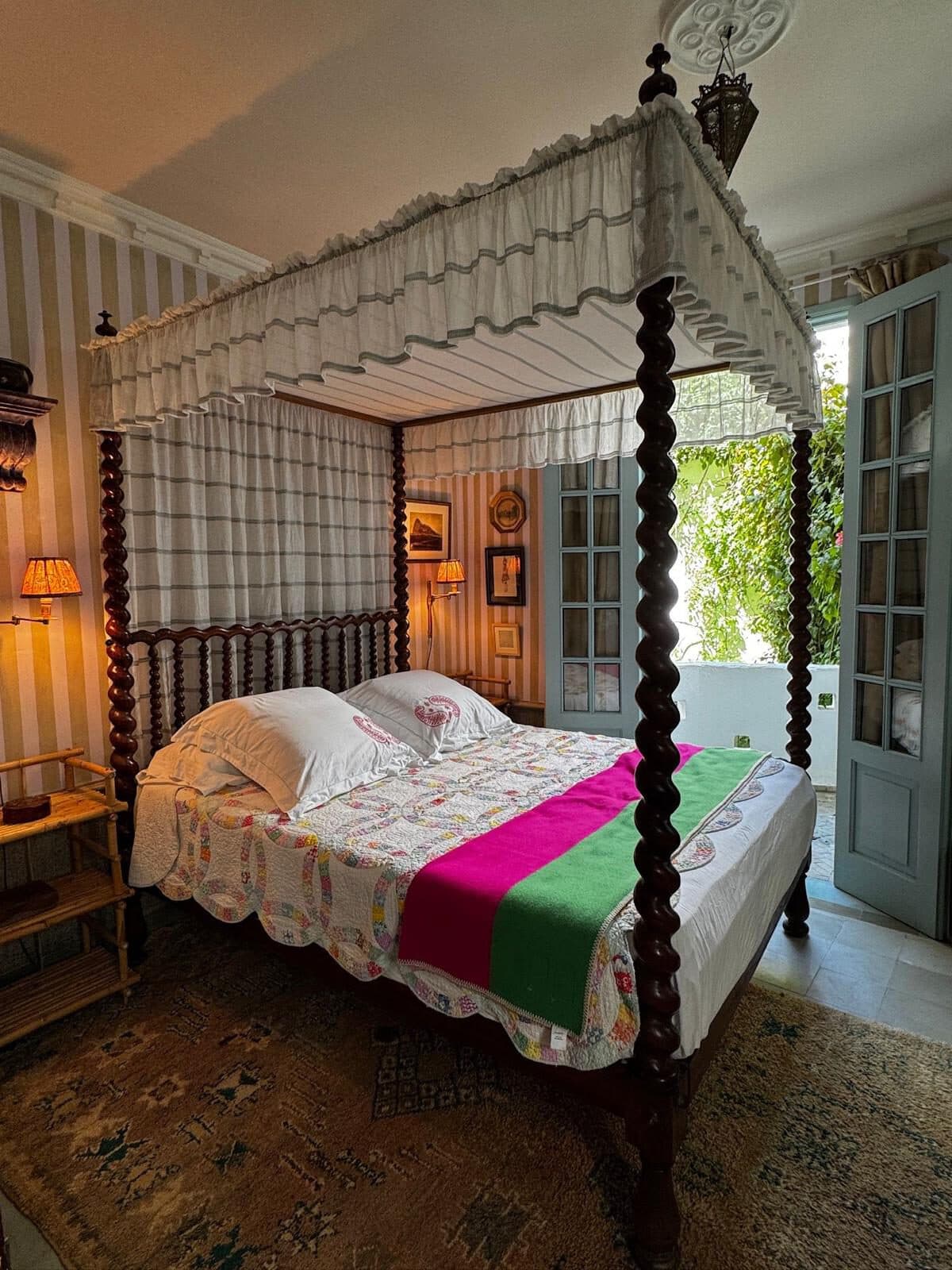 Riad en la Kasbah — Kasbah, Tánger Dormitorio con cama de dosel de columnas salomónicas y colcha de patchwork — riad en la Kasbah, Tánger (Coco House)