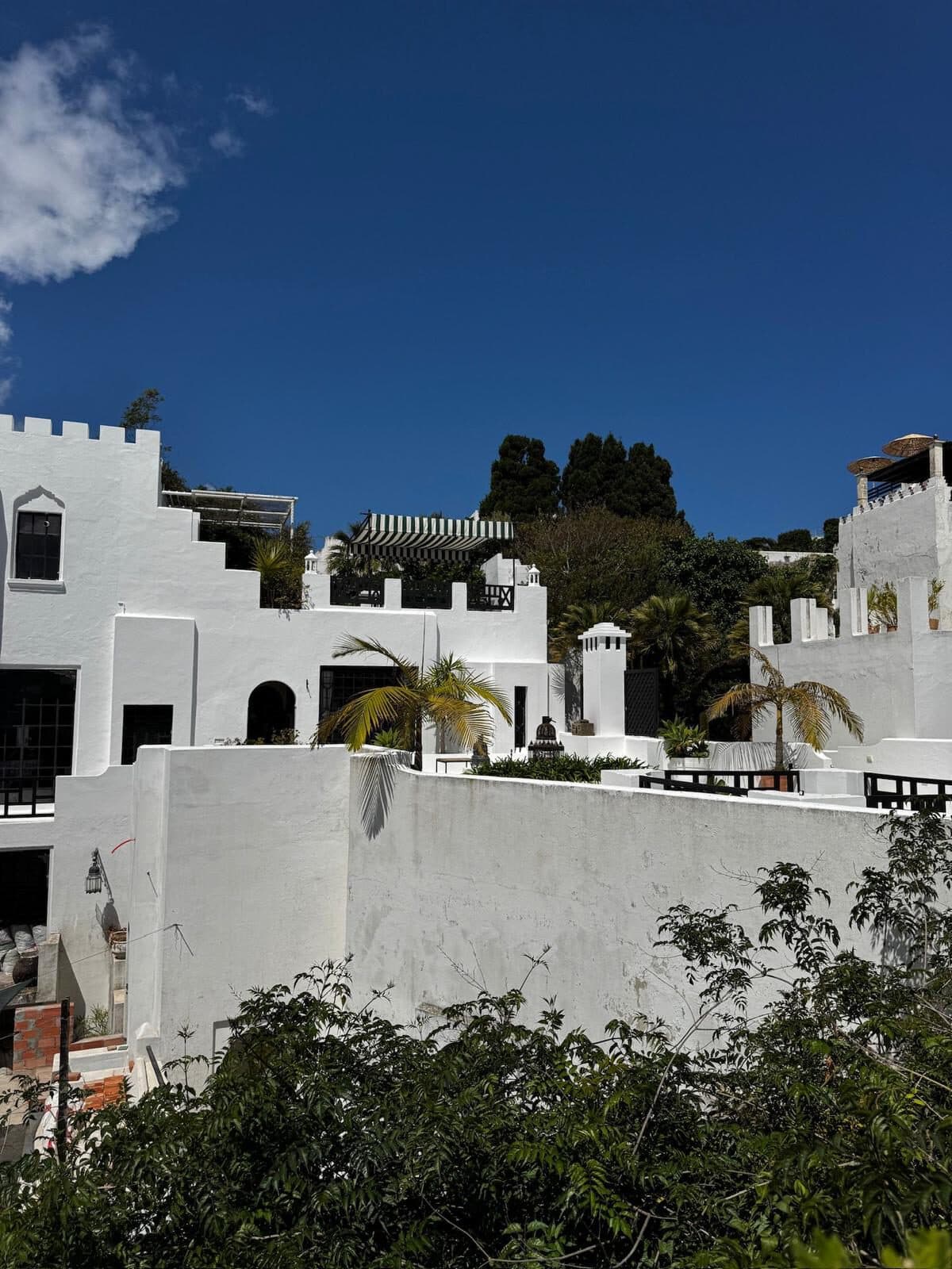Riad en la Kasbah — Kasbah, Tánger Terrazas encaladas del riad sobre los tejados de la Kasbah de Tánger — Coco House