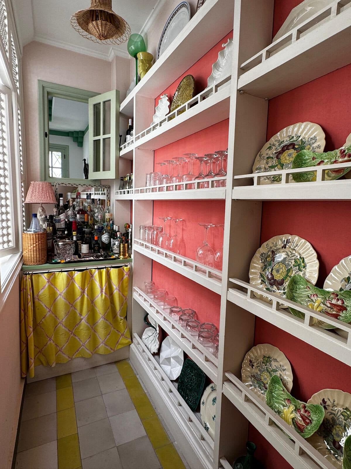 Riad en la Kasbah — Kasbah, Tánger Office y bar con estanterías en coral, cristalería y mayólica — riad en la Kasbah, Tánger (Coco House)