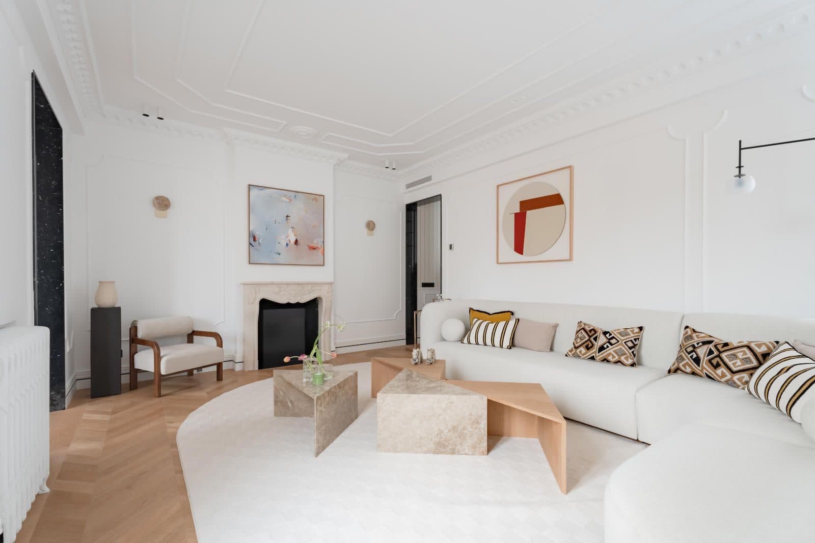 Interior de lujo en Madrid — Coco House Salón clásico-contemporáneo en una propiedad prime de Madrid: molduras originales restauradas, chimenea de mármol, parquet en espiga y mobiliario boucle — Coco House Real Estate